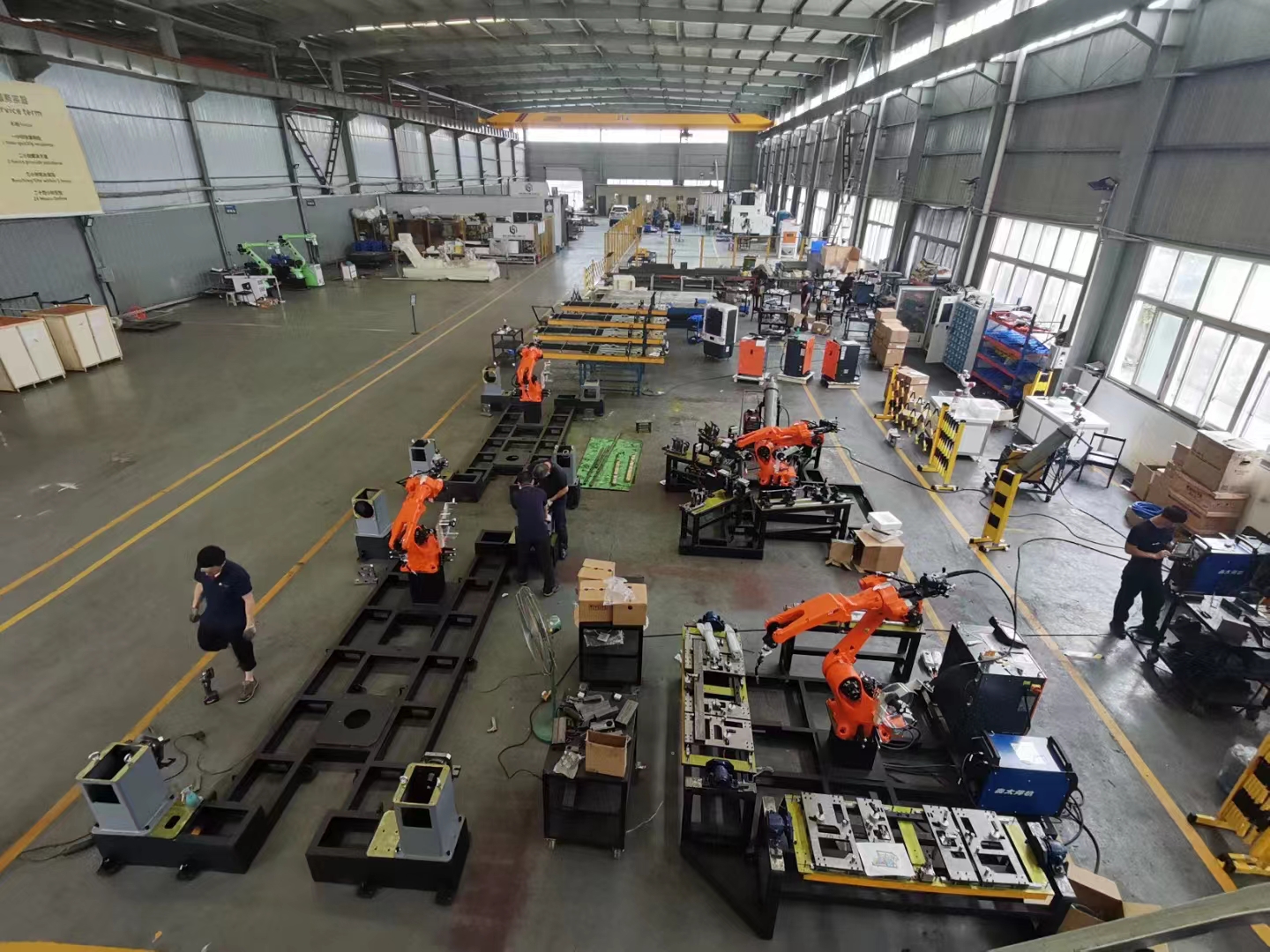 焊接机器人现场焊接工件视频